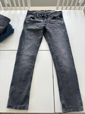 Grå raka jeans från Replay - Dessa är verkligen ett par favoriter, otroligt snygga med den raka passformen och de smö gröna detaljerna. Vid eventuella frågor är det bara att höra av sig.😀                                               kan gå ner i pris vid en smidig affär!