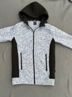 Unik hoodie / kofta - Snygg unik kofta / cardigan med zip fickor och fin passform. Storlek S, fint skick.