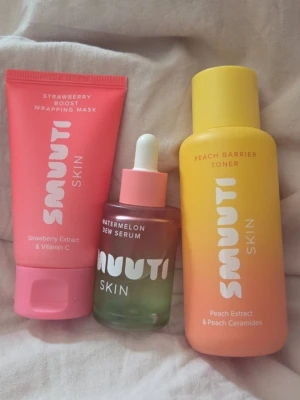 Smuuti Skin basprodukter set - Smuuti Skin hudvårdsset med Strawberry Frost Wrapping Mask, Watermelon Dew Serum och Peach Barrier Toner. Produkterna är veganska och parfymfria. Knappt taget från mask och serumet. Tonern oanvänd. Allt för 150 kr