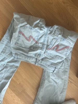 Nelly jenas - säljer mina Nelly jeans då de inte passar längre. Slitna där nere. Jag kan stryka de innan jag postar