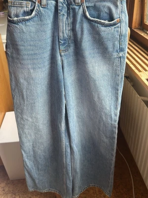 Monki Mozik Jeans - Storlek W25 (XS / EU 34) - Monki Mozik jeans i storlek XS (W25), passar bra för dig runt 160 cm. Mid waist och vid modell på benen (wide leg). ♡