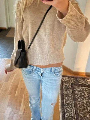 Beige stickad tröja med luva  - Mysig beige stickad luvtröja från Gina Young som inte kommer till användning!