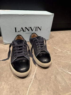 Lanvin Skor - Fina Lanvin Skor. Storlek 39 men passar dig som har storlek 40 ungefär. Det är en liten skada i fram på skon. Pris kan diskuteras.