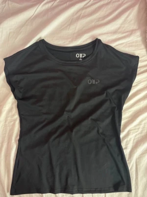Svart tränings t-shirt - Knappt använd så som ny skick!