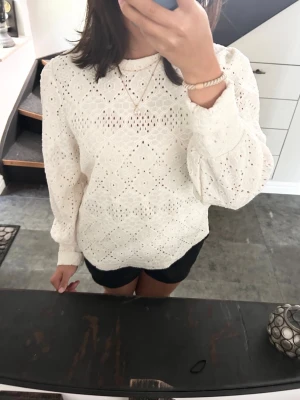 Vit blus med puffärm - Säljer söt vit blus med puffärmar och håligt mönster🩷🎀