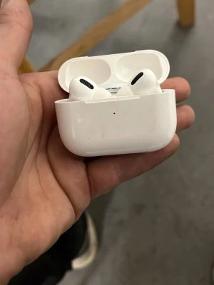 Apple AirPods Pro i laddningsetui - Säljer ett par Apple AirPods Pro med original laddningsetui. Hörlurarna är trådlösa, vita och har aktiv brusreducering samt silikonproppar för bättre passform. Perfekt skick och fungerar utmärkt för musik, samtal och träning.