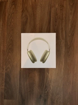 Hörlurar Air max - Snygga over-ear hörlurar i en matt grön färg med stilren design. Hörlurarna har en bred huvudbygel och mjuka, vadderade kåpor för extra komfort. Perfekta för musik, gaming eller poddar när du vill ha riktigt bra ljud och cool look.