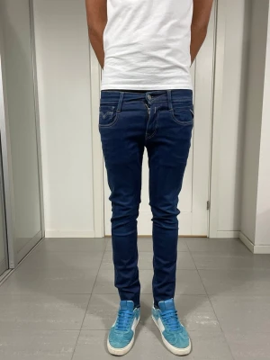 Replay Anbass Hyperflex Jeans - Säljer nu dessa Replay Anbass Hyperflex Jeans, W28 o L30 med mått ca 35-35,5 o 100 cm. Moddelen är 183 o väger 68 kg, skriv för fler bilder/frågor🙌🏼 