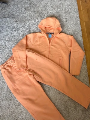 NOCTA x Nike orange set - Säljer ett peachfärgat set  från NOCTA x Nike. Settet har diskreta loggor och är gjord i mjukt bomullsmaterial. Perfekt för dig som gillar streetwear och vill ha något unikt.