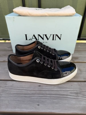 Svarta Lanvin sneakers med lackdetaljer - Lanvin dbb1 | bra skick | storlek uk7 ≈ 41-42 | bara skorna skickas med | skicka prisförslag och frågor | obs sulkräm har använts |