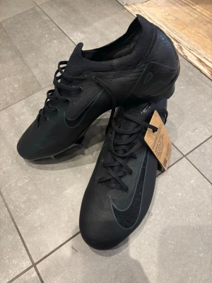 Nike Zoom Mercurial Vapor 16 Pro strl 46 - Helt nya och oanvända med etiketter kvar, Nike Zoom Mercurial Vapor 16 Pro i storlek 46 säljes.  Köptes som en gåva men säljes pga felköp (fel storlek)