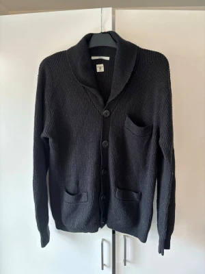 Ursnygg tiger of sweden cardigan L - Supersnygg svart populär och eftertraktad tiger of sweden cardigan kofta i storlek L. Grym passform och jättefin på perfekt nu till hösten. Jättebra topp skick och väldigt prisvärd! 