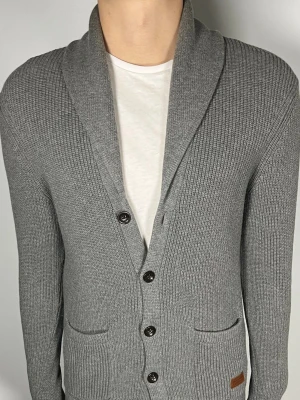 Stickad cardigan  - 👕 Plagg: stickad cardigan                                                                 📏 Storlek: M                                                                                                           ✨ Skick: Fint skick                                                      💬 Vid frågor är det bara att skriva!                                                                                          🛍️ Gramenti