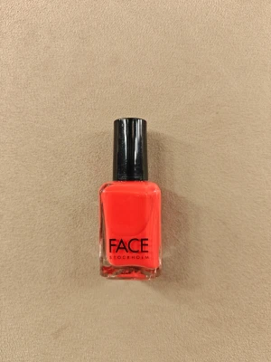 Korallrött nagellack FACE Stockholm - Snyggt korallrött nagellack från FACE Stockholm. Ej använd, endast öppnad