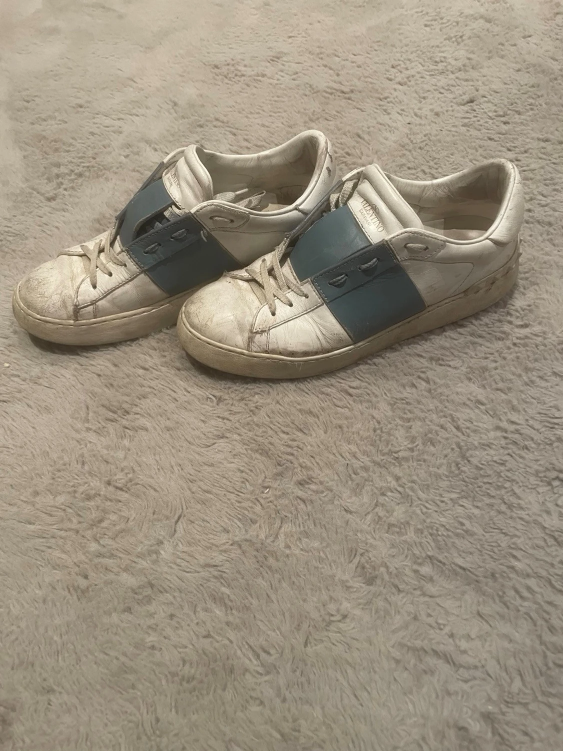 Vita och blå sneakers från Valentino - 2