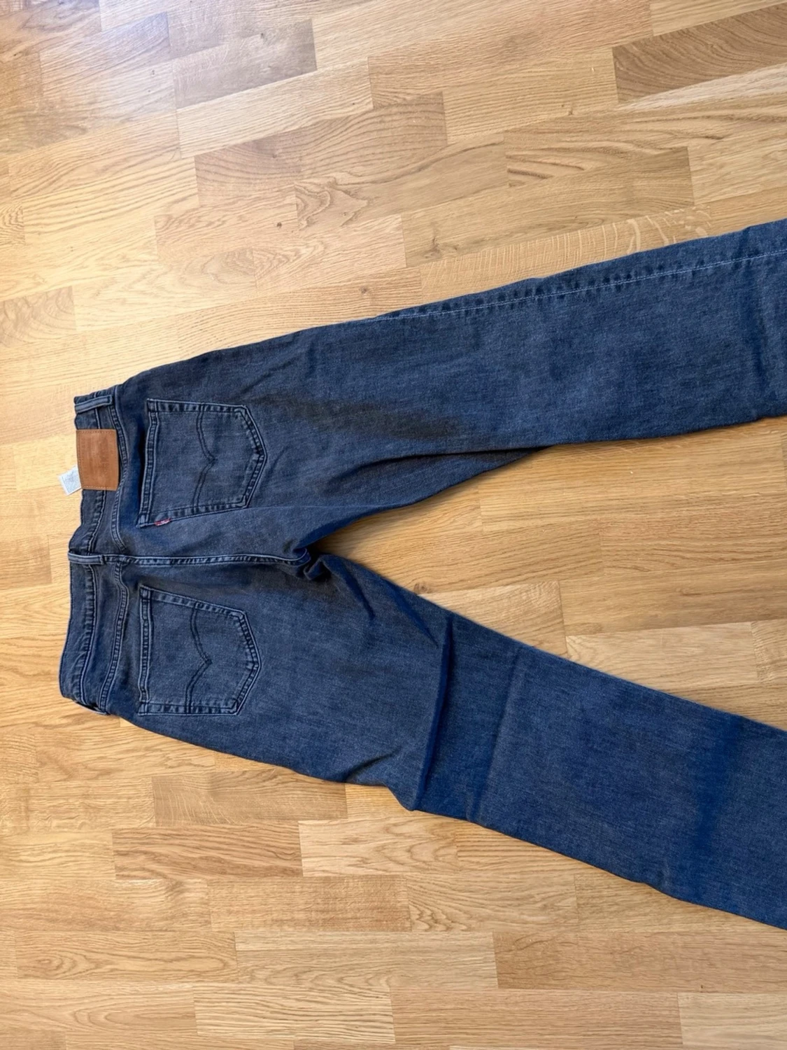 Mörkgrå raka jeans Levis
