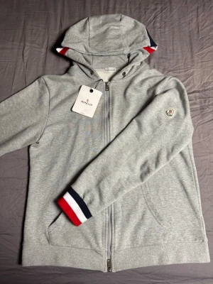 Moncler - Snygg grå hoodie från Moncler 