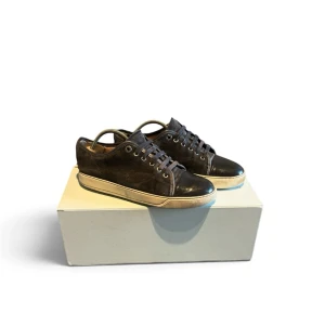 Lanvin cap toe DBB1  - Säljer nu dessa riktigt snygga Lanvins som passar till alla outfits 💫                                                         Storlek Uk 5 som passar 41-42 - innersula 26,7cm    Kommer med orginal box (lite skadad vid hörnet.                                             Nypris ~ 5200kr.                                                              Postar snabbt och säkert