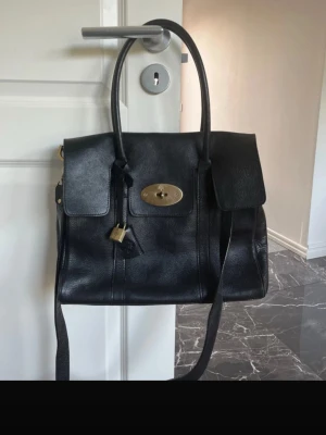 Vintage Mulberry väska i läder - Säljer denna vintage väska från Mulberry i läder. Hör gärna av dig vid frågor.