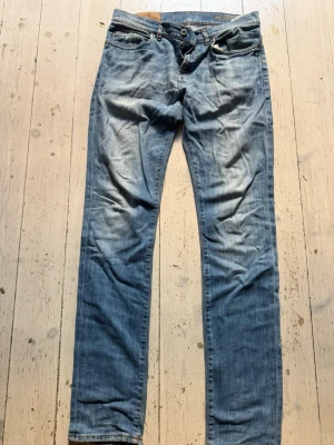 Dondup jeans  - Säljer ett par ljusblå jeans med raka ben. Anledningen till att jag säljer dessa är för att jag vuxit ur det och inte använder de längre. Lite små slitningar i häcken och framsida, men inga stora. Storlek 32