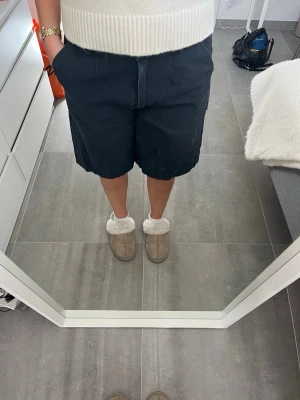 Mörkblå shorts - Mörkblå shorts, lite slitna då de är lite urtvättade och ena fickan bak är blekare än den andra💕