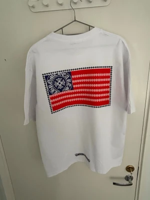 Chrome Hearts 4th Of July Special Edition Tee - Storlek medium, sprillans ny, kom med bud, skicksr inom 12h plus så har ingen den här feta tishan i hela norden mammas död🫶