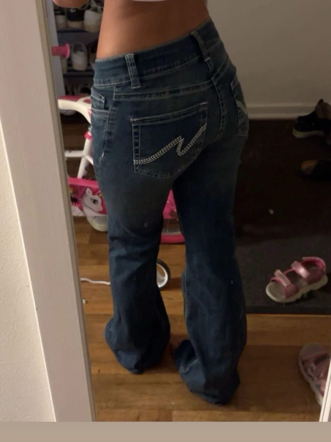 Low waist blå bootcut jeans med broderad ficka - 1