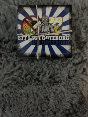 IFK Göteborg klistermärken - Säljer ett gäng klistermärken med IFK Göteborg-tema. Motiven har blåvita färger, klubbens logga och supporterbudskap. Perfekt för dig som vill visa ditt stöd för laget på väskan, datorn eller andra prylar.