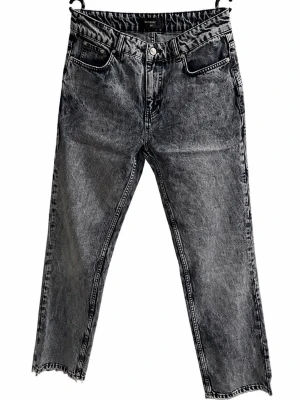 Reternity Acid Wash Carpenter Jeans – XS - 🖤 Reternity acid wash carpenter jeans i storlek XS  Riktigt snygga jeans från Reternity med unik svart/blå acid wash och workwear/carpenter-detaljer. Väldigt snygg tvätt som gör att de sticker ut utan att vara svåra att styla.  ✨ Storlek: XS 🩶 Färg: grå/svart acid wash 👖 Carpenter / workwear-inspirerad design 🔥 Snygg vintage/Y2K-look 👌 Passar perfekt med hoodie, stickat, zip-up eller oversized tee 📦 Skickas snabbt och välpaketerat 💬 Skriv gärna vid frågor eller om du vill ha mått 🛍️ Fler märkespl