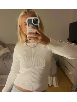 Vit ribbad tröja Zara unik - Säljer en vit ribbad långärmad topp med snygga detaljer längs hela ärmen ( se bild) . Den är köpt för ett år sen men andvänd en gång då jag känner att den inte passar mig. Skriv privat för frågor! Storlek M men passar en xs/s!🥰