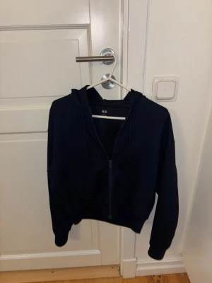 Svart zip hoodie med huva - En stilren svart hoodie med dragkedja framtill och huva med dragsko. Tillverkad i mjukt bomullsliknande material och har långa ärmar samt ribbade muddar vid ärmslut och nederkant. Perfekt för en avslappnad och enkel look. snygg o sportig jacka ❤️❤️