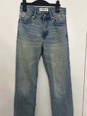 Ljusblå raka jeans från Pull&Bear - Säljer dessa superfina ljusblå jeans från Pull&Bear 💙 De är i väldigt fint skick och har inte använts särskilt mycket. Färgen är ljusblå (bilden får dem att se lite gröna ut, men de är inte gröna i verkligheten). Jeansen har en trendig wide leg-passform och mediumhög midja, vilket ger en riktigt snygg och modern look. Passar perfekt till den nya trendiga jeansstilen och sitter fint på kroppen. Storleken passar ungefär XXS–XS–S beroende på hur man vill att de ska sitta. 