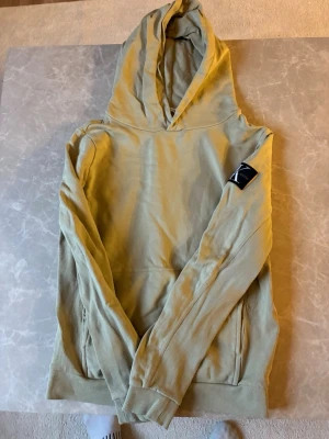 Calvin Klein hoodie  - Säljer denna feta CK tröjan i färgen grön. Den är i strlk 16år och är i mycket bra skick samt knappt använd. Vid frågor och funderingar skriv!