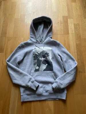 2pac - Säljer 2pac hoodie i mycket bra skick. Ny pris 500. Xs