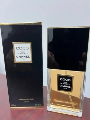 Coco Eau de Toilette från Chanel - Coco Eau de Toilette från Chanel är en ikonisk parfym i en elegant glasflaska med svart och guld lock. Doften har en varm, kryddig och blommig karaktär. Flaskan har en stilren design med svart etikett och guldiga detaljer, perfekt för dig som gillar lyxiga dofter.