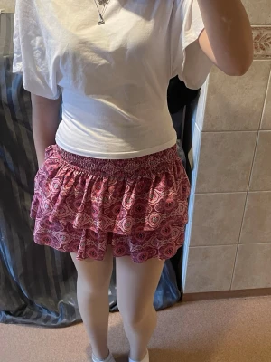 Volangkjol - Fin kort volangkjol med rosa mönster. Storlek S/M från Meet x tiger. Kjolen har shorts under, se sista bilden💕