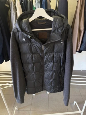 Svart quiltad vindjacka med huva - Massimo Dutti cardigan i storlek M. Mycket bra skick.