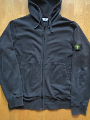 Stone Island tröja - Stone Island tröja i fint skick. Köptes på NK Stockholm för 3300kr. Säljes för 1400kr. Pris kan diskuteras vid snabb affär. Tvättas innan köp.