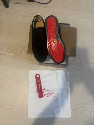 Christian Louboutin storlek 43 utan spikar  - Hej! Säljer Loubs i storlek 43. Riktigt feta vid frågor hör gärna av er 