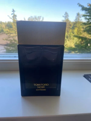 Tom Ford Noir Extreme EdP 150 ml - Tom Ford Noir Extreme Eau de Parfum är en lyxig herrdoft i en elegant svart glasflaska med guldfärgat lock. Flaskan har en stilren, fyrkantig form och text i guld. Perfekt för dig som gillar exklusiva och intensiva parfymer. Ny pris 3000kr 2/3 delar kvar ungefär.