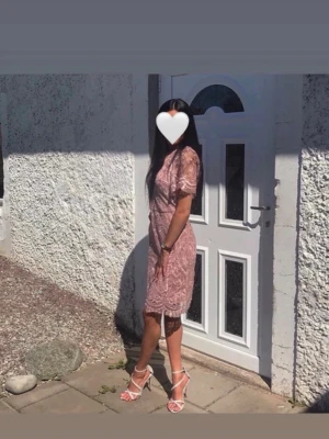 Rosa klänning - Säljer min fina examen klänning , storlek S använd en kväll