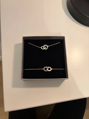 Matchande och halsband - Matchande armband och halsband, aldrig använda.