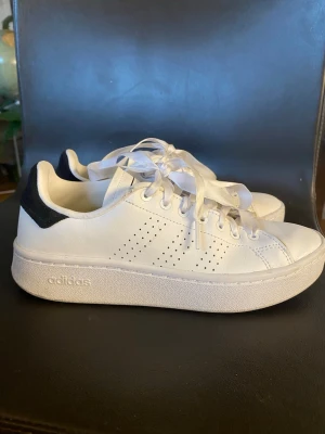 Adidas skor - Superfina vita Adidas skor i storlek 36/ 2/3. Knappt använda så i fint skick! 