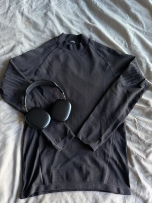  Gymshark compression - Säljer en gymshark compression. Den är som ny men tag:en är klippt, därav priset. Den är i storlek L. Det är bara och skriva vid funderingar, nypris ligger på ca 700kr