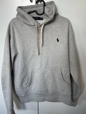 Ralph lauren hoodie - Säljer denna riktigt snygga ralph lauren hoodie som är i gott skick men tyvärr blivit för liten pågrund av tvätten. Storleken är M men passar S skulle jag säga!, eventuellt XS