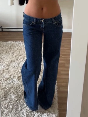 Lågmidjade Abrand jeans - Mörkblåa lågmidjade Abrand jeans. Använda vid två tillfällen så som nya. Nypris 1285kr. W28, sitter som S/M. Skönt och bra material. Långa på mig som är 168cm. Säljer då jag har ett par till. Tryck gärna på köp nu. 