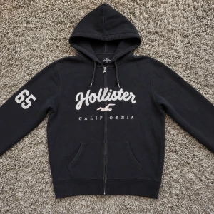 Hollister Zip Hoodie - Säljer denna riktigt stilrena zip hollister hoodien i mycket fint skick!🌟Strl S /// Hör gärna av er om ni har funderingar!👏