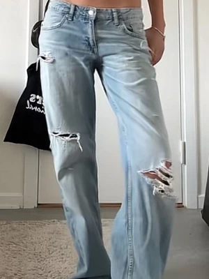 Ljusblå baggy ripped jeans - Säljer dom populära jeansen från Zara som är slutsålda. Råka köpa 2 par och dom är helt oanvända med prislapp och allt kvar på