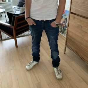 Replay Jeans - Tjena! säljer dessa feta Replay jeans med textur! De är i storlek 30/32. Dem är i väldigt bra skick. Hör av er vid fler frågor och funderingar! Nypris 1600kr