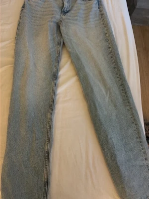 Ljusblå raka jeans - Säljer ett par ljusblå raka jeans i klassisk modell med fem fickor och medel hög midja Jeansen har en avslappnad passform och är tillverkade i denim. Perfekta för en casual och trendig look.Använda 1 gång då jag fick dom i present men dom är för stora för mig.Dom passar dock perfekt i längden på mig och jag e 1,72cm som referens ❤️